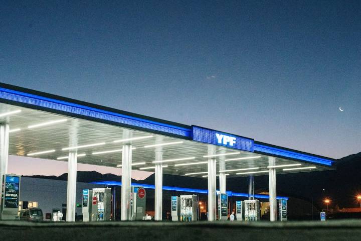 Hasta 9% con la App. YPF amplía los descuentos en combustibles durante la noche