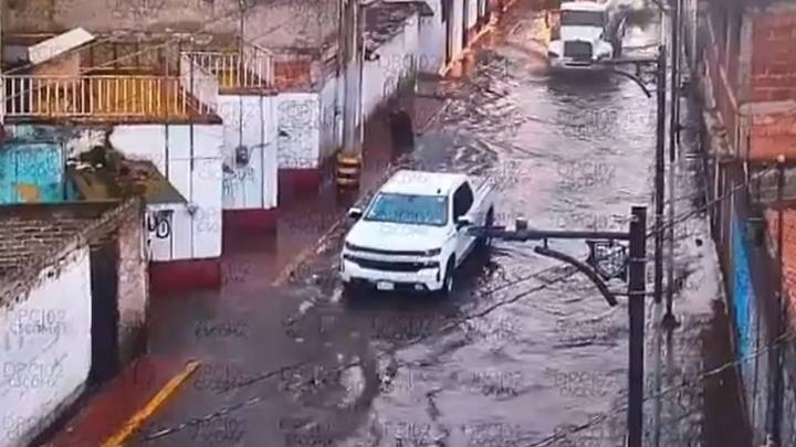 Lluvias CDMX complican tránsito y causan avance lento en el Metro