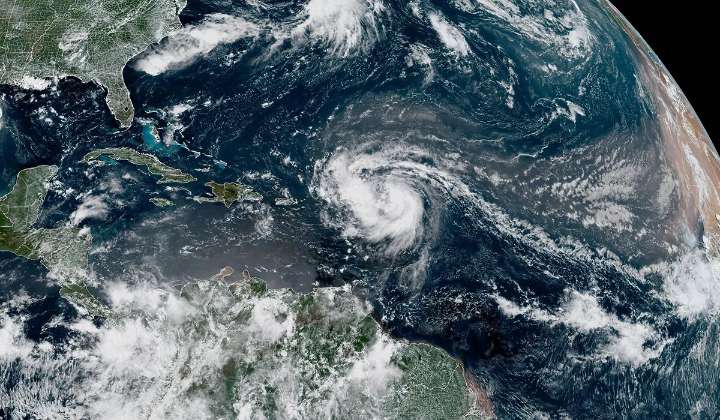 Erin, el primer huracán de la temporada, gana fuerza en el Caribe