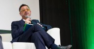 Pese a resistencia de Jara: Fernando Carmona reaparece defendiendo “salario vital” y PC recurre nuevamente a él