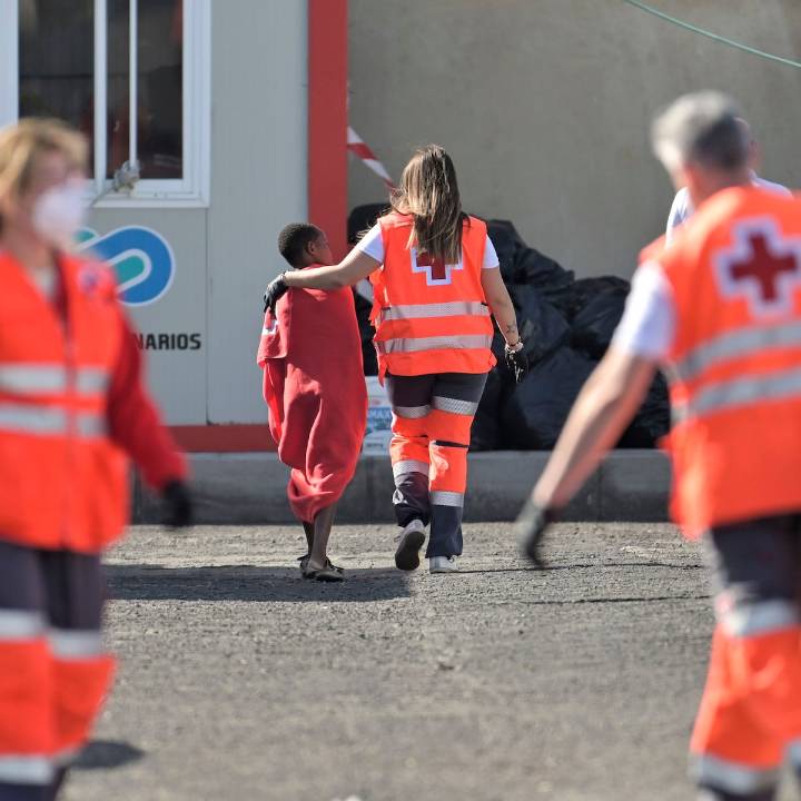 Nueve malienses y un senegalés, los diez primeros menores trasladados desde Canarias a la península