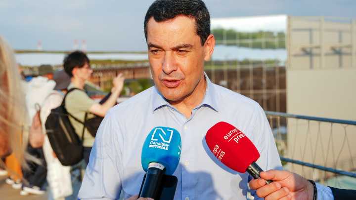 Juanma Moreno carga contra un Óscar Puente "mamporrero" e "irresponsable": "Si dedicara su tiempo a trenes, las cosas funcionarían"
