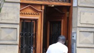 Unos vecinos en Reino Unido dicen "basta" al calor insoportable de las obras nuevas: "No compréis estos pisos"