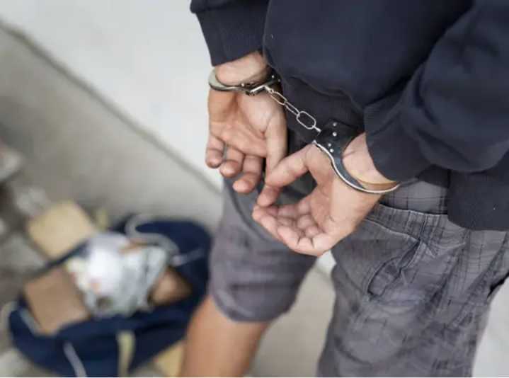 Detienen a 8 y enfrentan más de 100 cargos por drogas en Raleigh