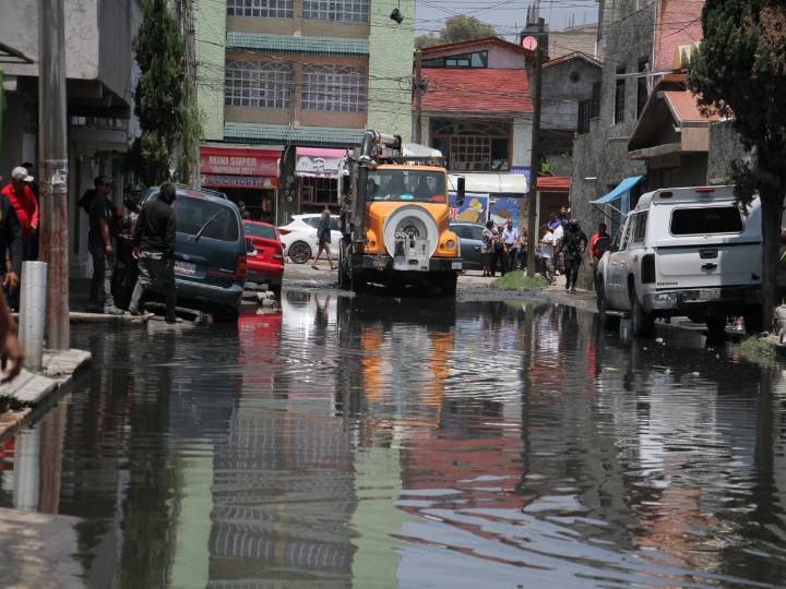 Acuden camiones vactor para sacar del agua a colonias afectadas en Ecatepec