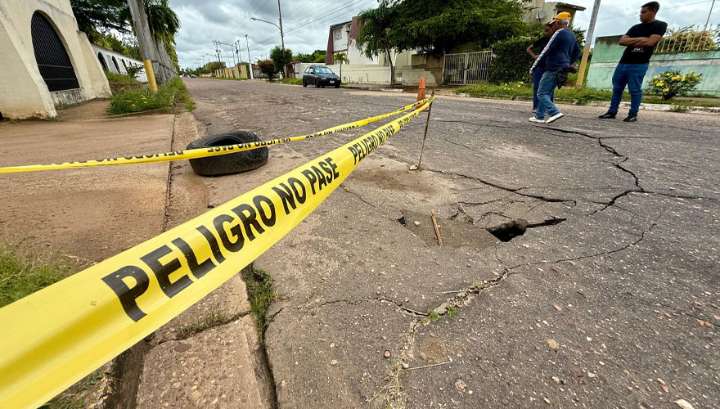 Alertan sobre gran socavación de asfalto en avenida principal de Rahme