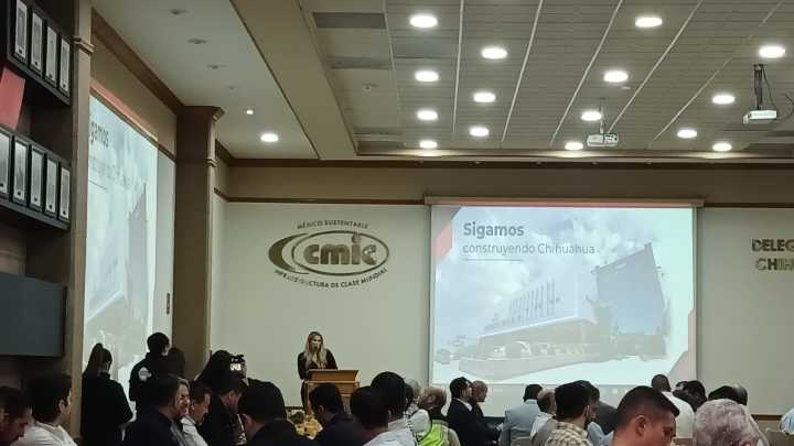 Dona Cmic 184 kits escolares al Dif Municipal