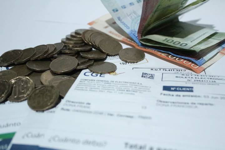 Más de cinco mil clientes denuncian cobros excesivos en cuentas de luz: SEC ordena suspender facturación
