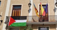 PSOE y Compromís cuelgan una bandera palestina en un ayuntamiento para exigir un alto el fuego en Gaza