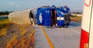 Tráiler vuelca en autopista Nuevo Laredo a Monterrey; chofer herido