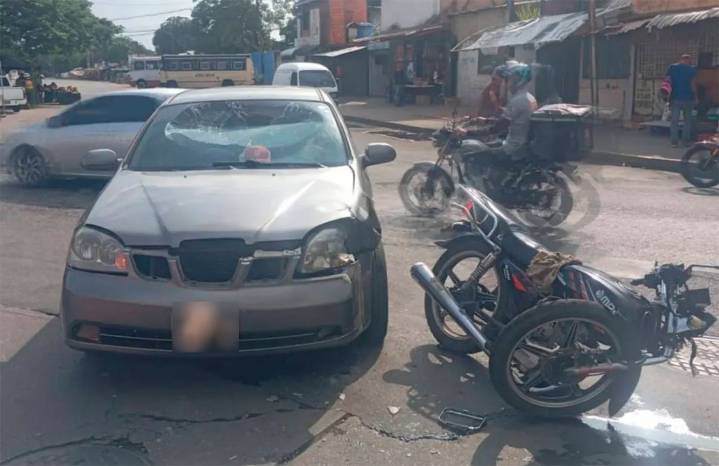 Aparatoso choque entre moto y carro dejó un herido