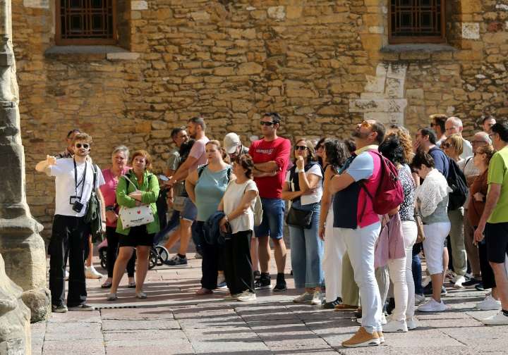 Más de la mitad de los turistas de Oviedo duermen en viviendas vacacionales, casas de amigos o albergues