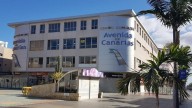 Un vehículo arde en el interior del aparcamiento del centro comercial Avenida de Canarias, en Vecindario