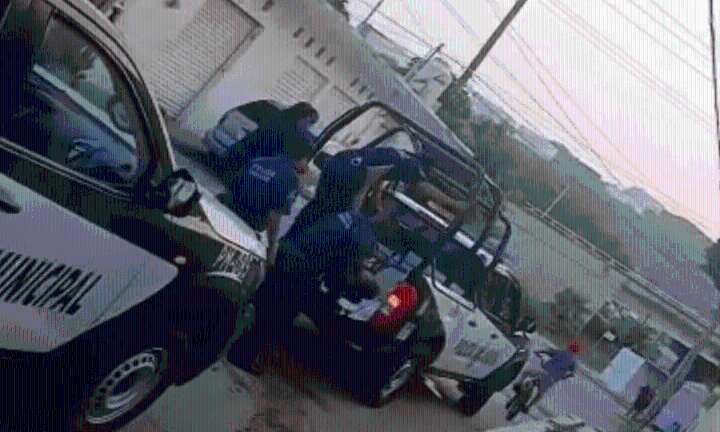 Captan a policías de Salina Cruz, Oaxaca, golpeando a una mujer detenida