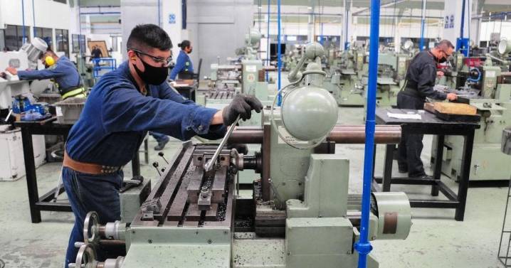 Producción industrial se contrae a tasa anual 0.4% en junio: Inegi