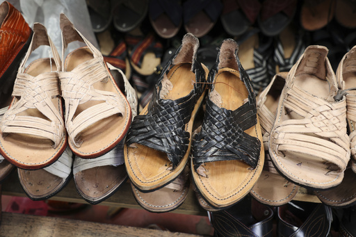 Diseñador mexicoestadounidense se disculpa por “apropiación cultural” en diseño de sandalias Adidas