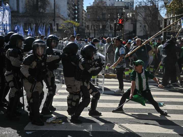 Incidentes frente al Congreso por la manifestación de trabajadores del Garrahan y estatales: aplican el protocolo antipiquetes