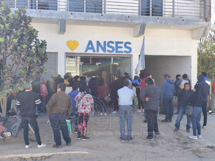 Reclamo en Las Lomitas de personas que perdieron pensiones no contributivas