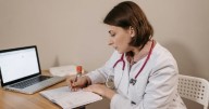 Hiperparatiroidismo: cuáles son los síntomas y cómo se trata