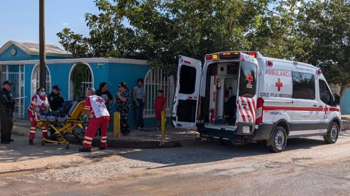 Derrapa mujer motociclista y sufre lesiones en la 11 de Febrero