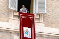 Pope urges end to 'pandemic of arms' as he prays for Minnesota school shooting victims