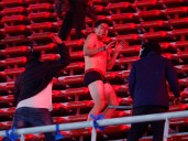 Desnudados, apaleados y cayendo al vacío: los más crudos videos de la violencia sin control en la tribuna de Independiente