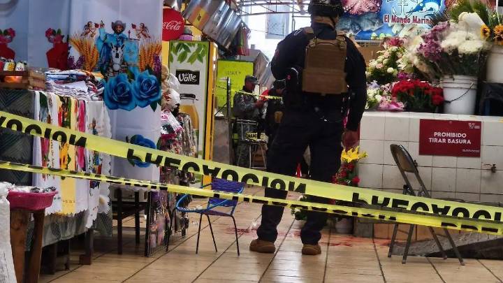 Atacan a balazos a vendedor de birria en mercado de Valle de Santiago