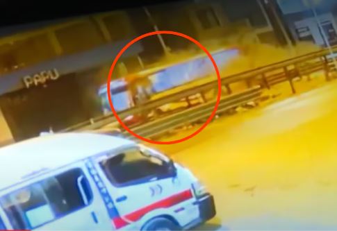 Extorsionadores detonan explosivo en bus