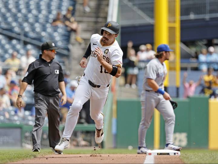 Blue Jays muster three hits to drop two of three to Pirates