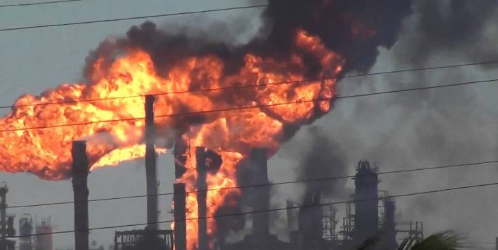 Incendio en refinería de Salina Cruz moviliza a emergencias