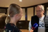 El ministro ruso Lavrov llega a Alaska con una camiseta de la URSS y pide no hacer "suposiciones" sobre el resultado de la cumbre
