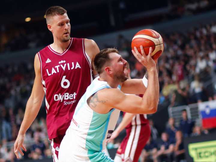 Alarma en Los Angeles Lakers: Luka Doncic sufre un fuerte golpe en su rodilla durante un partido con Eslovenia