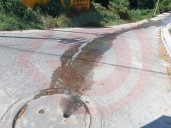 Piden reparación de drenaje, brotan y corren aguas negras en Colonia Bugambilias