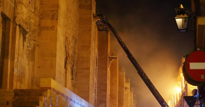 Los bomberos controlan el incendio de la Mezquita de Córdoba