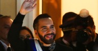 El lado B de El Salvador de Bukele: un país dependiente de las remesas