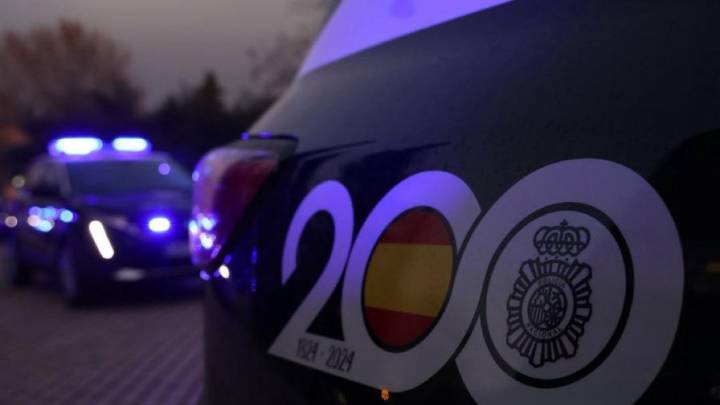 La policía entrega a sus padres a una niña de 4 años extraviada en Valladolid: apareció sentada en un banco en Delicias