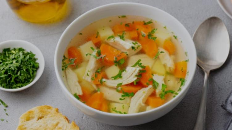 Estos son los beneficios de comer caldo de pollo