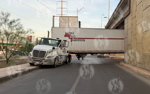 La fallan cálculos a trailero y se atora debajo de puente