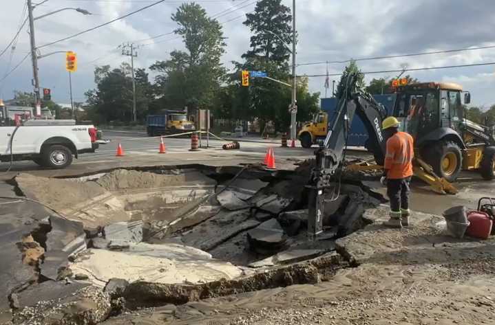 Huge sinkhole shutters major Toronto intersection