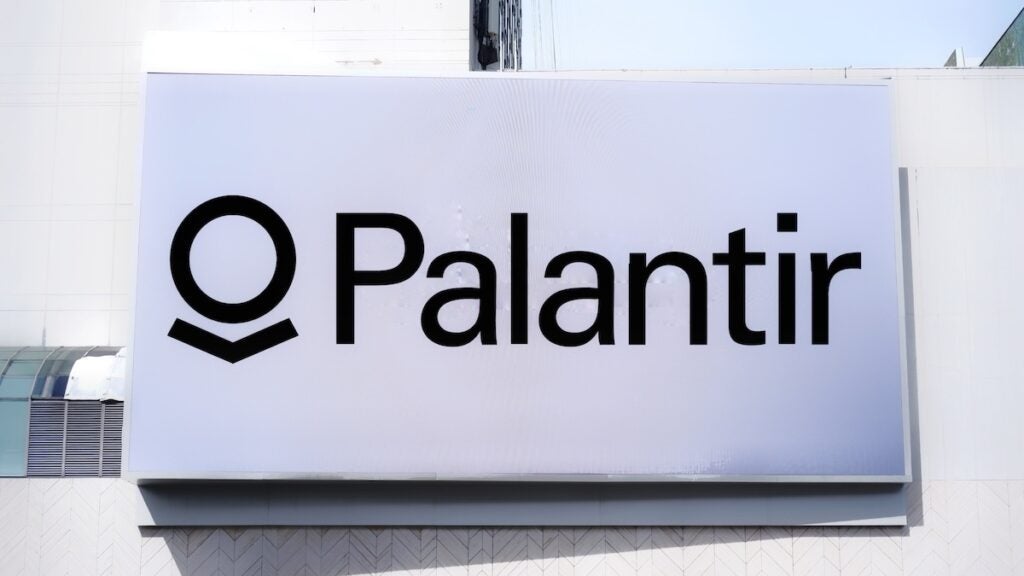 Palantir registra ingresos récord de 1.000 M$ gracias a la adopción de IA nacional
