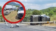 Aparatosa volcadura paraliza Carretera Nacional; 3 vehículos quedaron destrozados