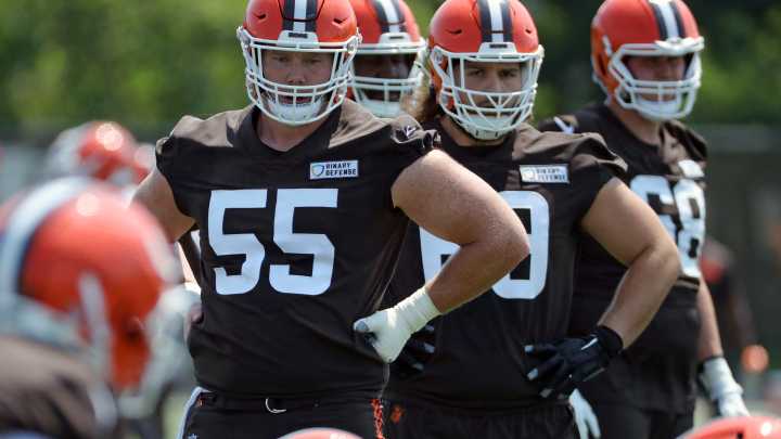 Browns offensive lineman leaves game with knee injury