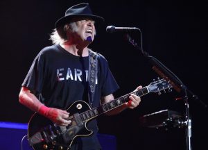 Neil Young abandona Facebook en protesta por política de Meta en uso de chatbots con niños