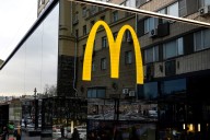 Marca rusa revela logotipo de imitación de McDonald's