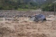 Video| Creciente arrasó con todo a su paso en Santander: vehículo quedó atrapado