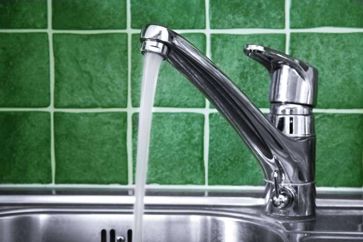 How to Prevent Hard Water Stains on Your Faucets: 5 Methods