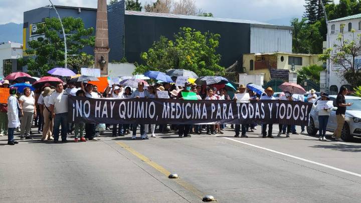 Marchan en Oaxaca para exigir abasto de medicinas en hospitales