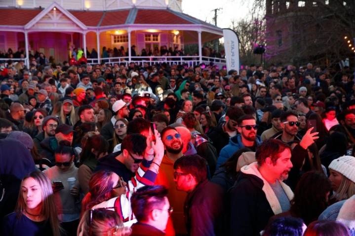 El café convocó a una multitud, números del turismo que preocupan y la tarjeta para llenar el changuito en el súper