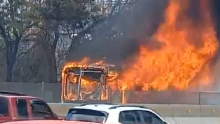 Autobús de pasajeros se incendia en la México-Querétaro, reportan un motociclista muerto