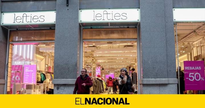 Lefties le añade encaje a la falda satinada y la convierte en la compra obligada para las noches de verano